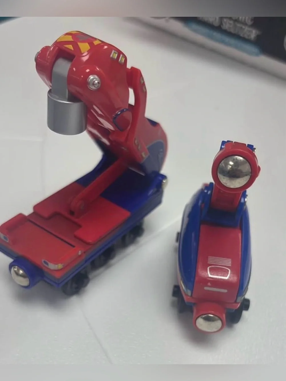 5 piece wooden Chuggington train set with magnetic linkage